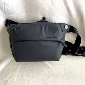 Peak Design Everyday Sling Camera Bag in Black 3L